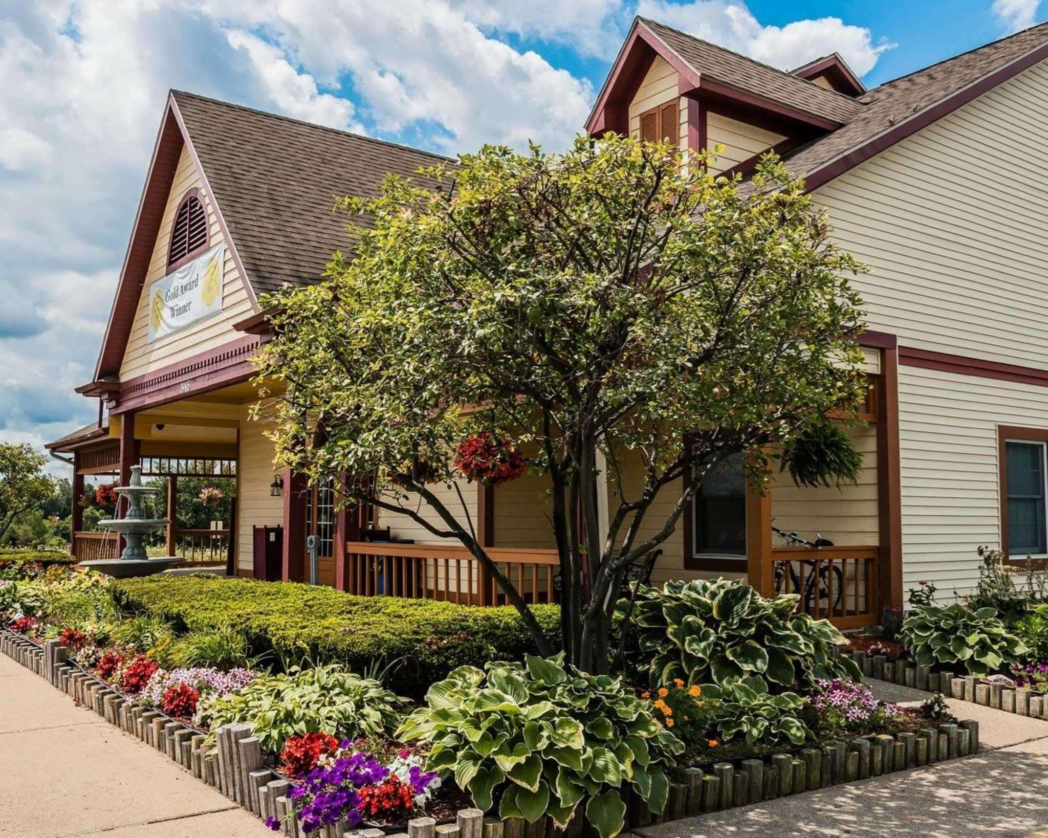 Econo Lodge & Suites Cascade Exterior photo